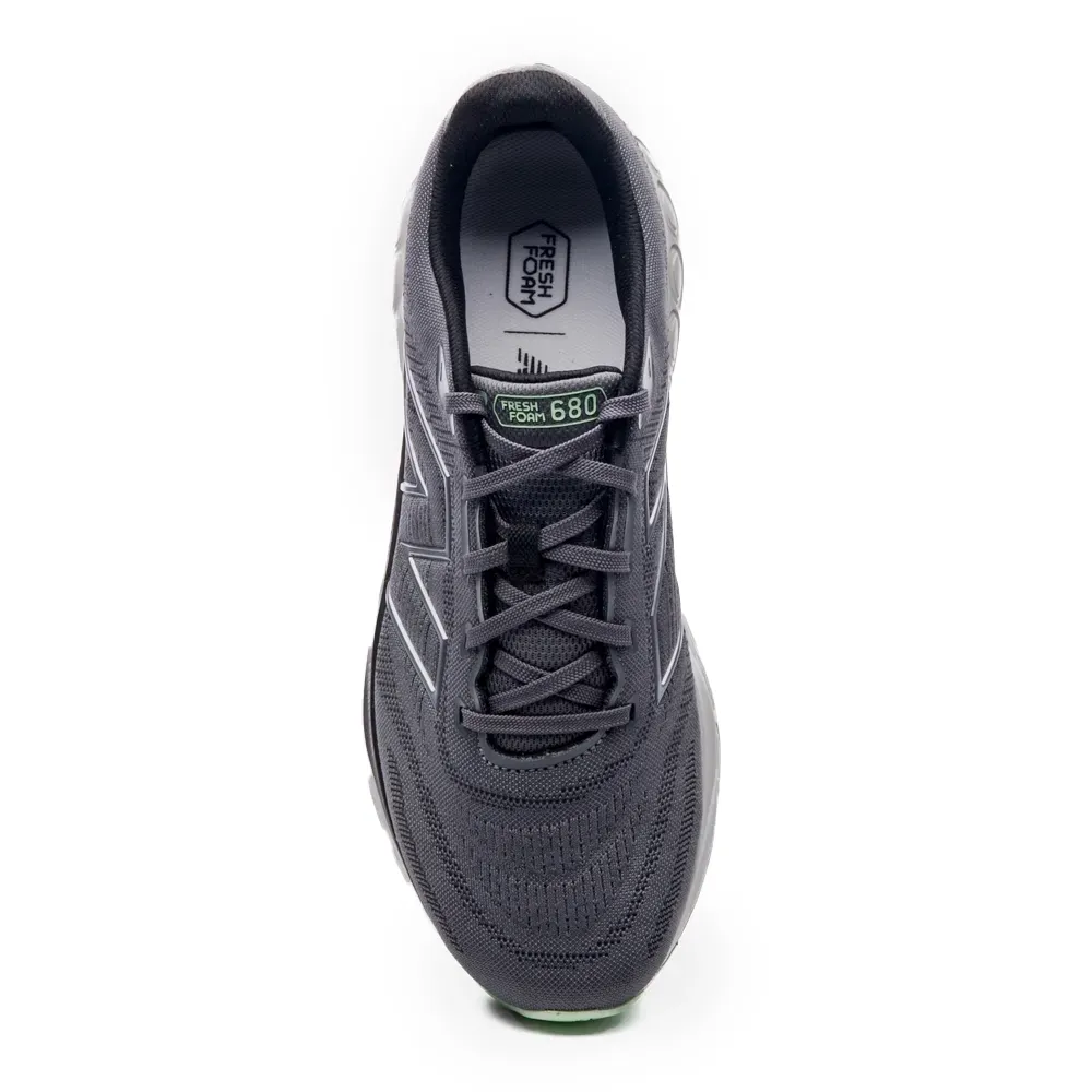 Tênis New Balance Fresh Foam 680v8 masculino grafite vista lateral com logo